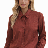 Camisa feminina bordô de manga longa e punhos com botões, gola clássica