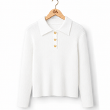 Blusa polo de tricot branca, gola e botões dourados na frente, textura canelada
