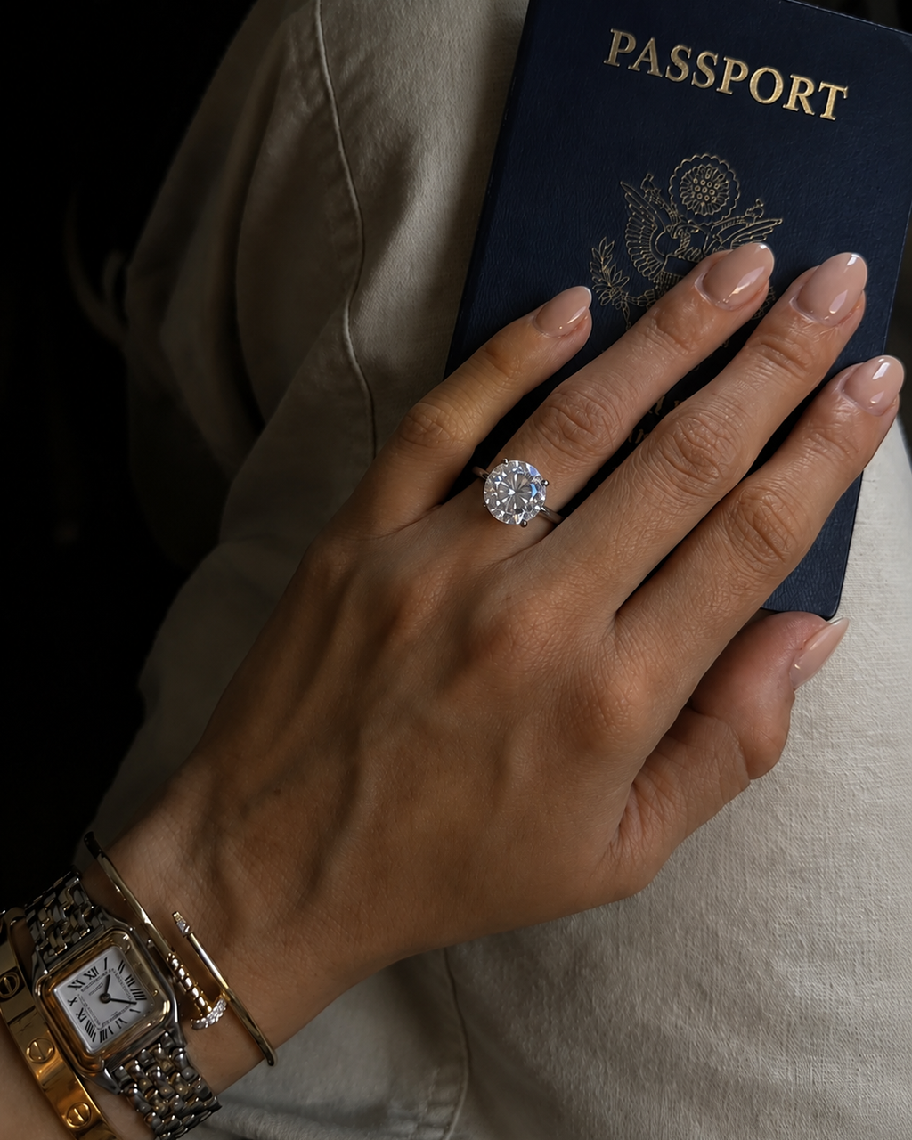Anel dourado com pedra redonda e detalhes brilhantes, estilo solitário