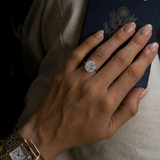 Anel dourado com pedra redonda e detalhes brilhantes, estilo solitário