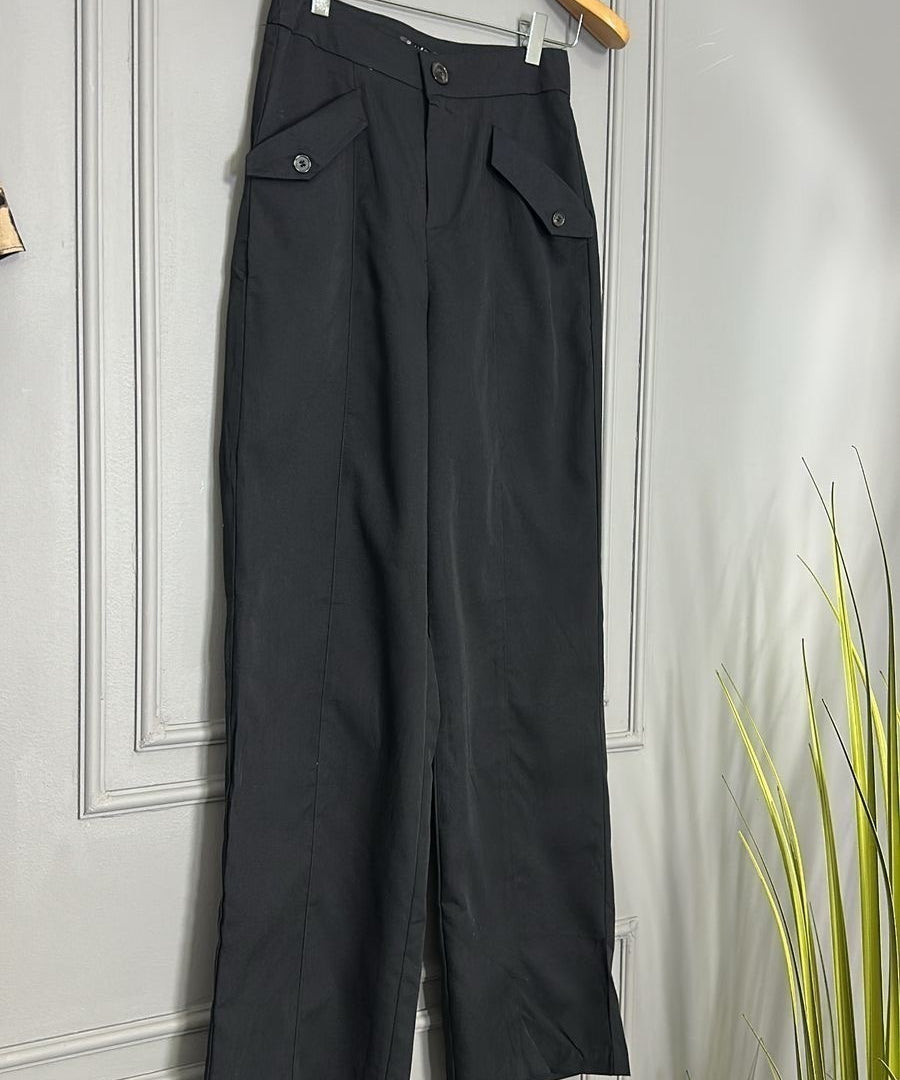Calça preta com pregas na frente e bolsos laterais