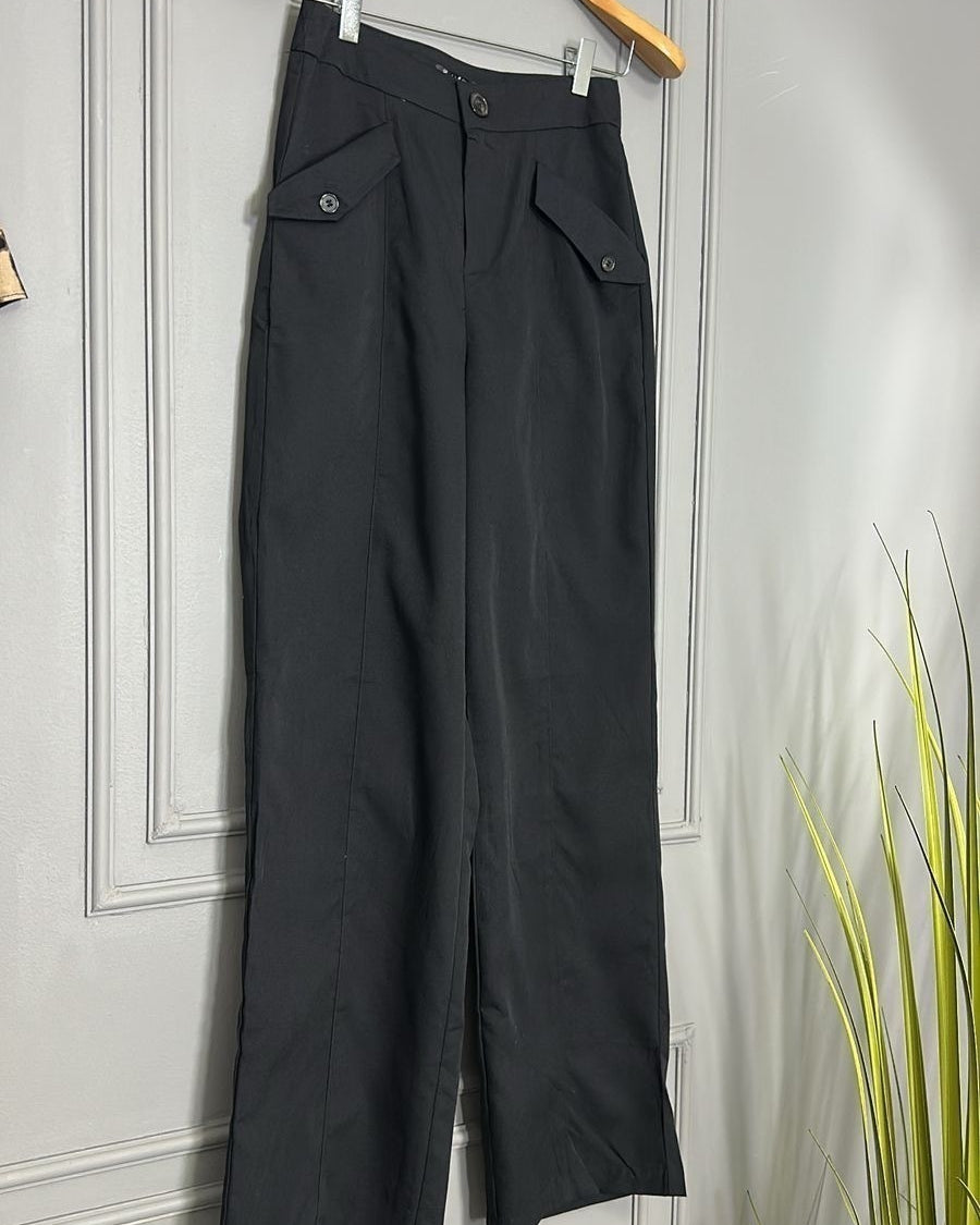 Calça preta com pregas na frente e bolsos laterais
