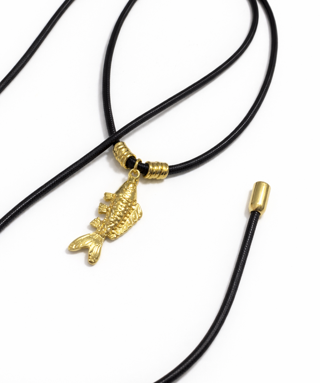 Colar de cordão preto com pingente dourado de peixe e miçangas douradas