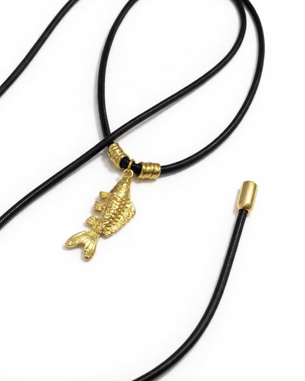 Colar de cordão preto com pingente dourado de peixe e miçangas douradas