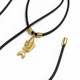 Colar de cordão preto com pingente dourado de peixe e miçangas douradas