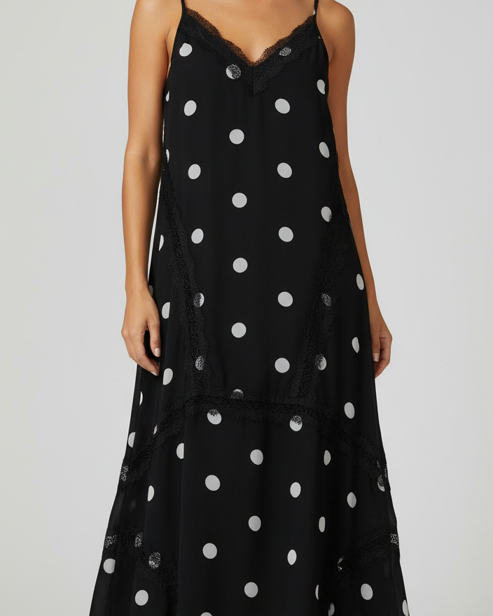 Vestido amplo preto com poá branco e alças finas, saia longa e ampla