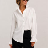 Camisa Magnolia branca com gola e botões, manga longa com punho franzido