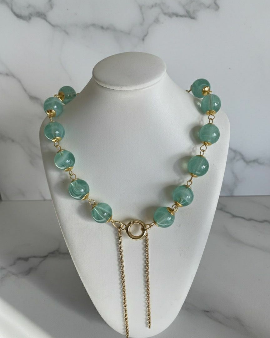 Colar Gloria Slim com contas verdes menta e fecho dourado, correntes longas.