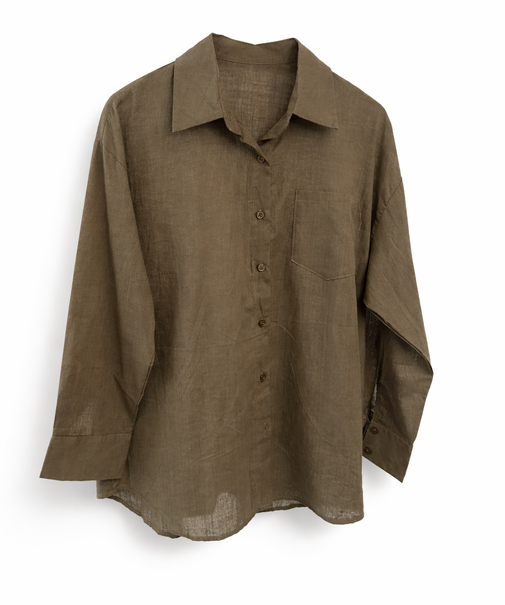 Camisa Maria Carolina verde oliva, gola e botões, manga longa e bolso no peito