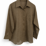 Camisa Maria Carolina verde oliva, gola e botões, manga longa e bolso no peito
