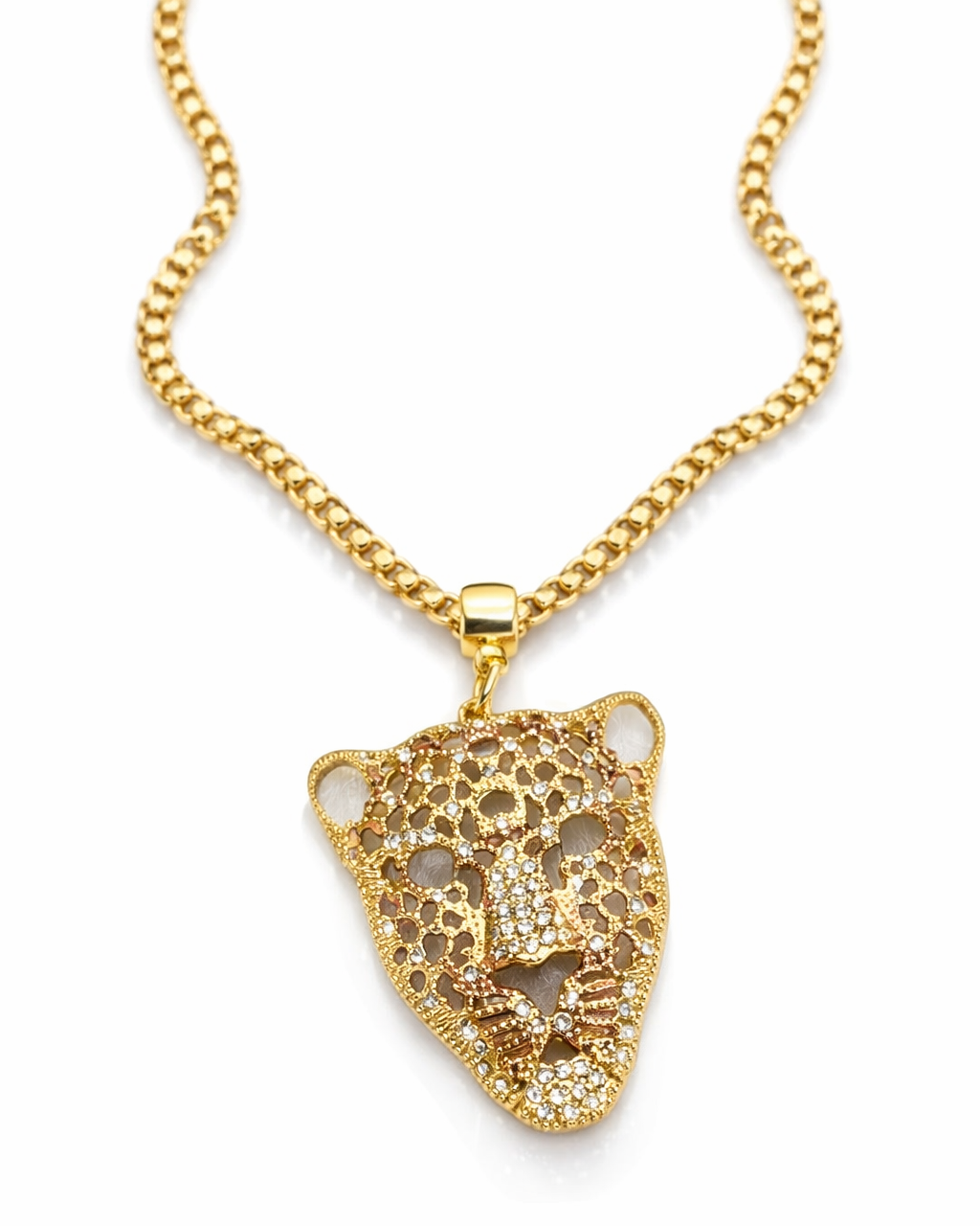 Colar dourado com corrente e pingente de onça com pedrinhas e detalhes vazados