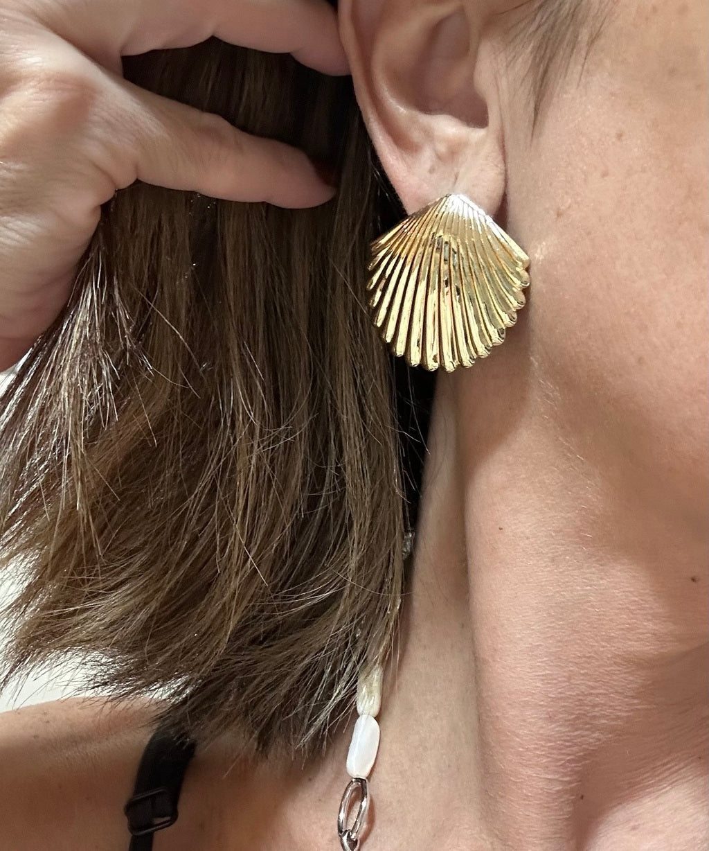 Colar dourado com pingente de concha e corrente com elos finos