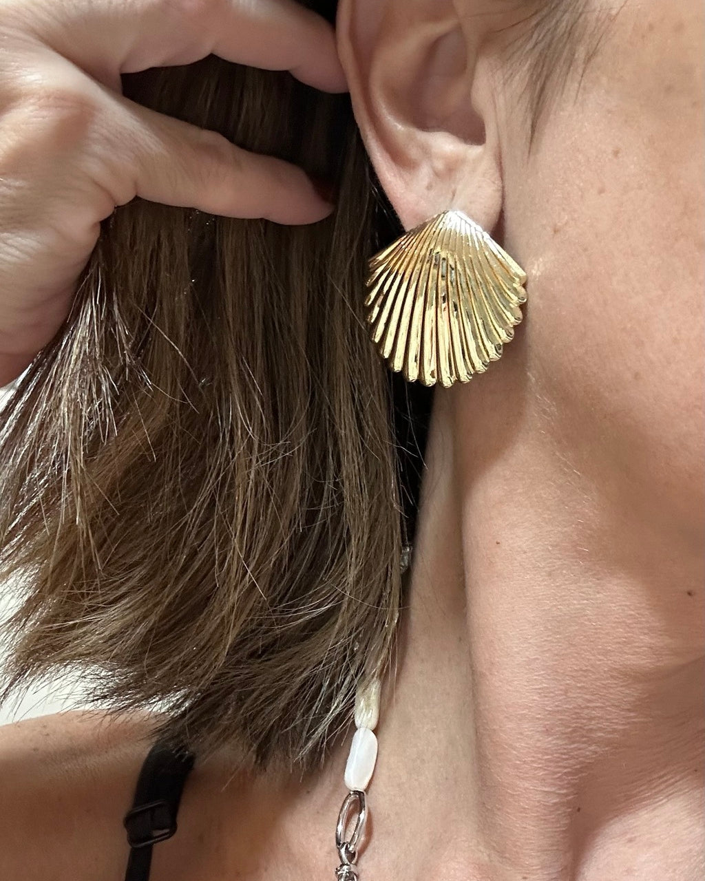 Colar dourado com pingente de concha e corrente com elos finos