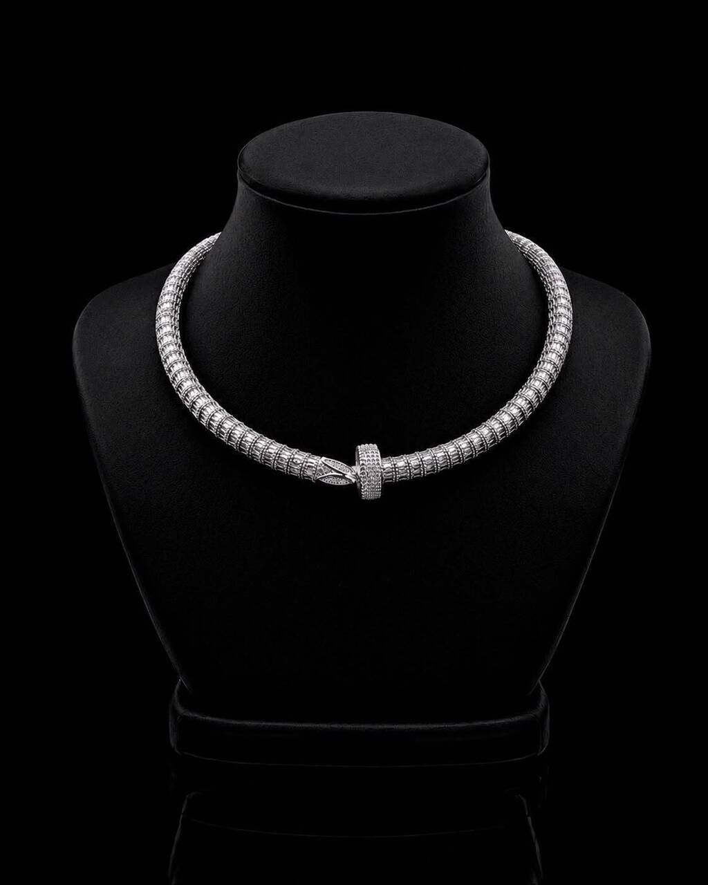 Colar choker prateado grosso com zircônias e pingente central em laço