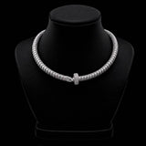 Colar choker prateado grosso com zircônias e pingente central em laço