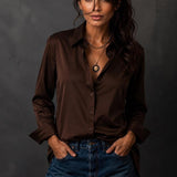 Camisa Greta marrom escura: gola e botões frontais, mangas longas