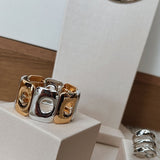 Pulseira duo com elos metálicos prateados e detalhes dourados em formato oval