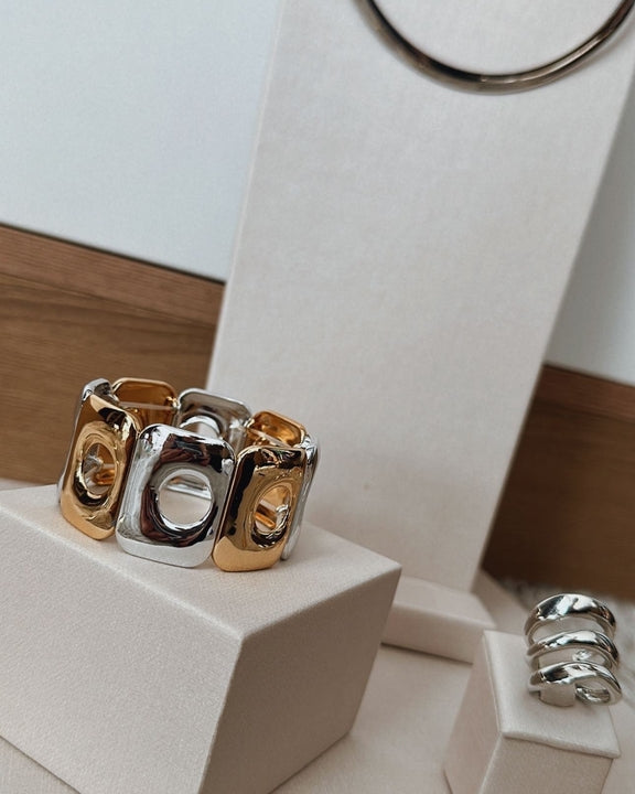 Pulseira duo com elos metálicos prateados e detalhes dourados em formato oval