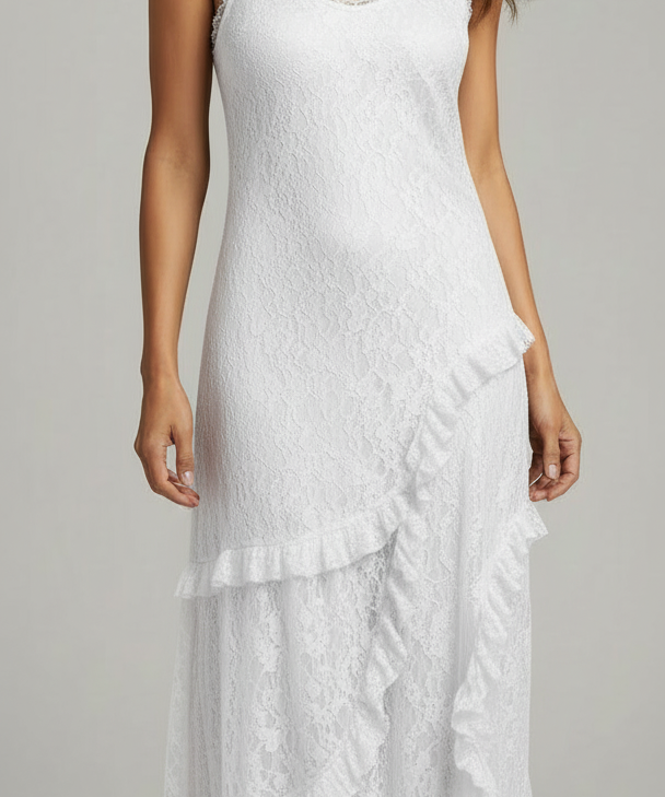 Vestido longo rendado branco com alças finas e recortes rendados nos babados