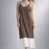 Vestido midi de alças finas marrom escuro com recorte e barra branca