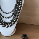 Brinco Loris Onix com base quadrada preta e esfera pendente