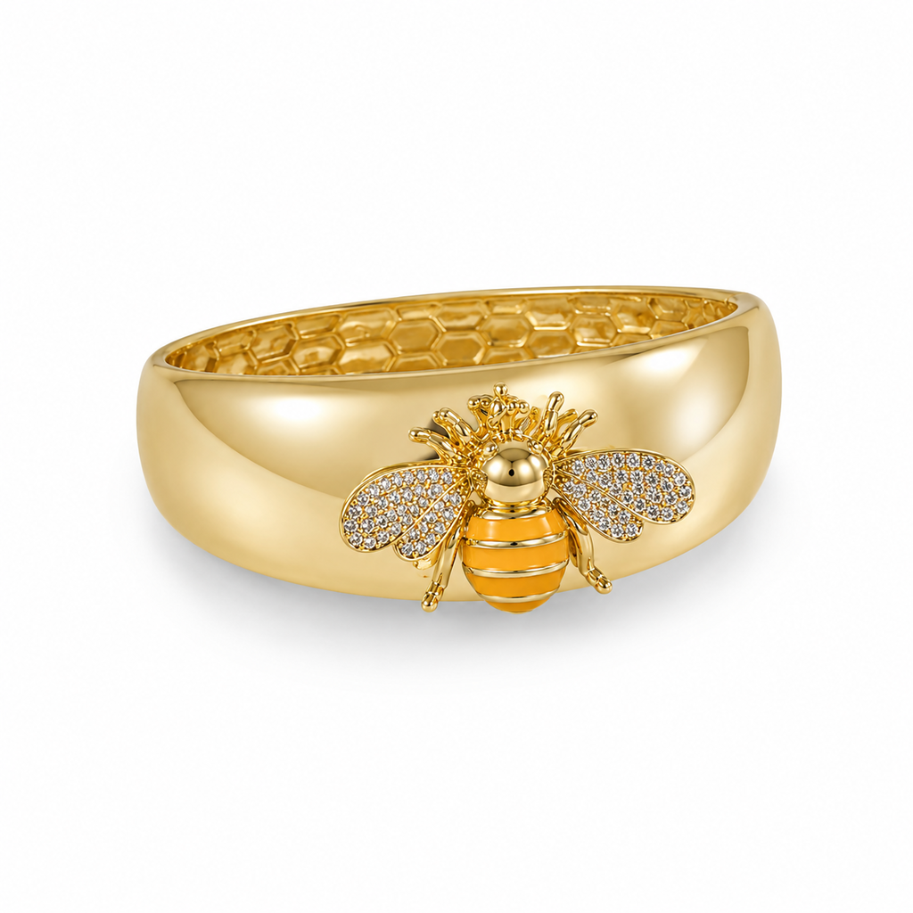 Bracelete dourado com pingente de abelha com asas cravejadas de pedras