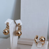 Brinco Luciana dourado com argola e esfera pendente