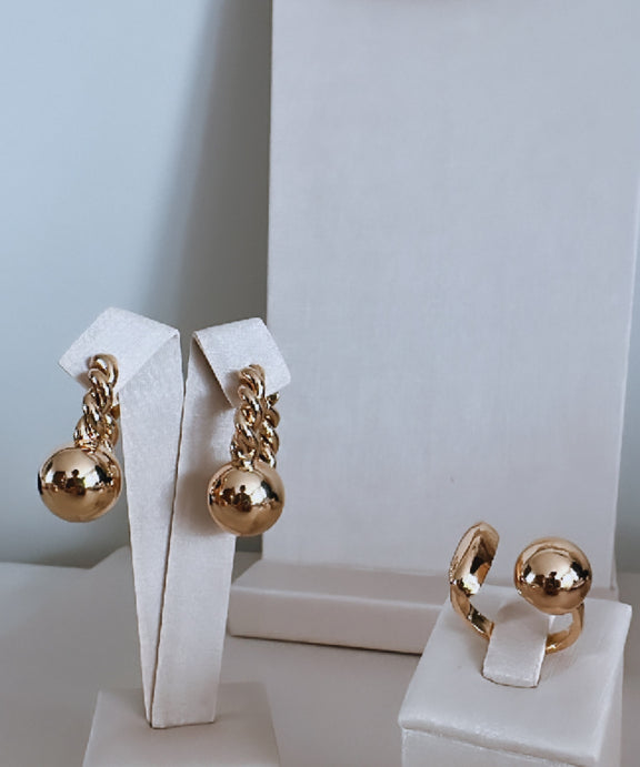 Brinco Luciana dourado com argola e esfera pendente