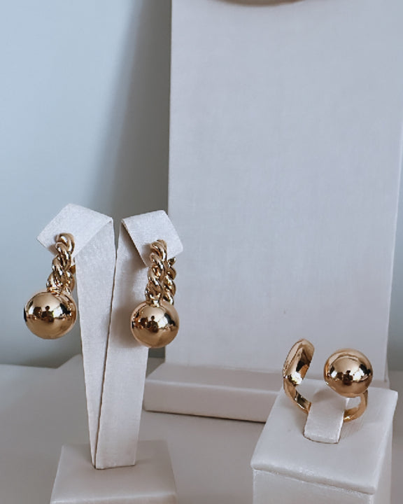 Brinco Luciana dourado com argola e esfera pendente