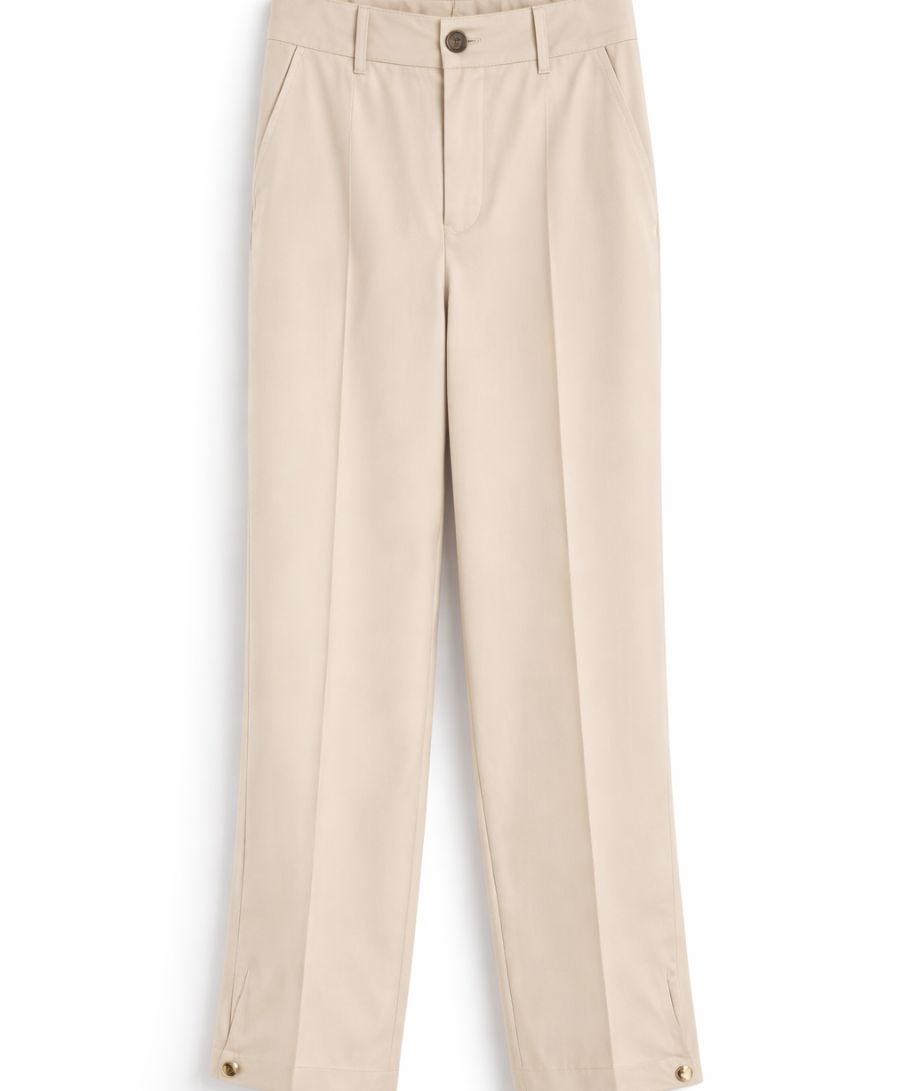 Calça capri creme, cintura com passantes e botões, barra com detalhe discreto
