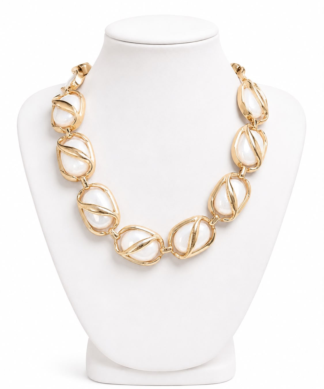 Colar dourado com elos ovais e pedras lisas, fecho em corrente