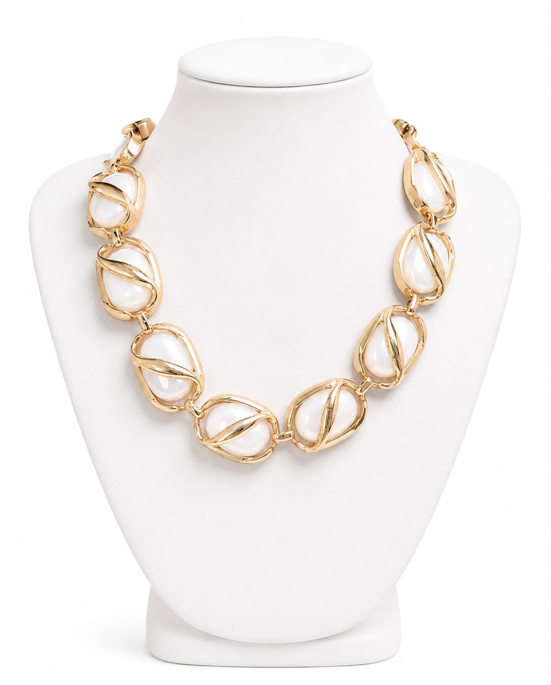 Colar dourado com elos ovais e pedras lisas, fecho em corrente