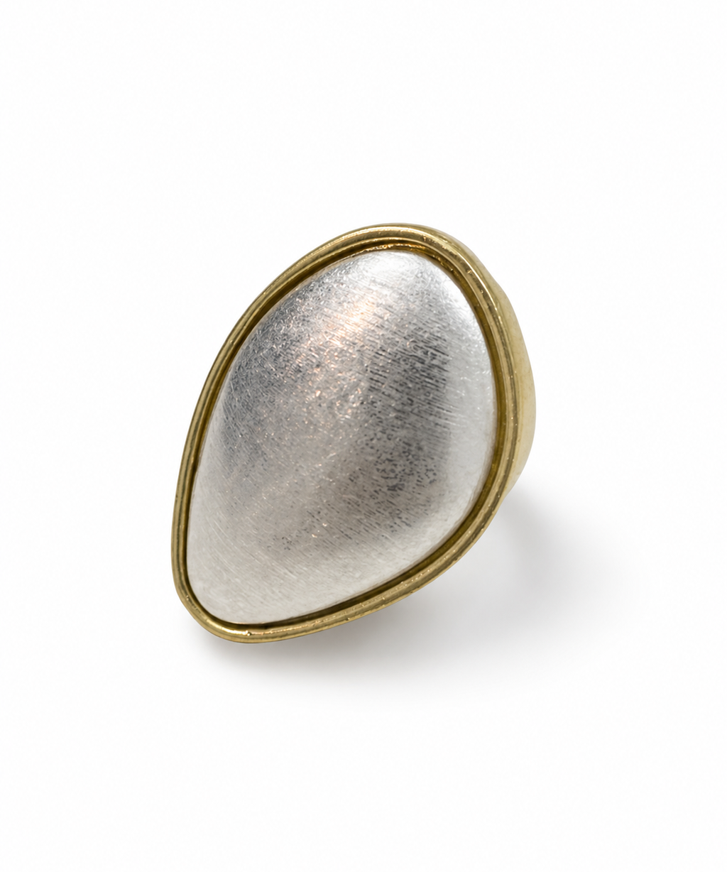 Anel oval com aro dourado e interior prateado fosco