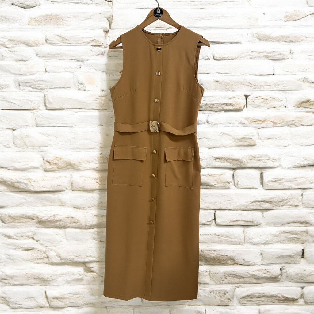 Vestido midi caramelo sem mangas com faixa na cintura e detalhe dourado