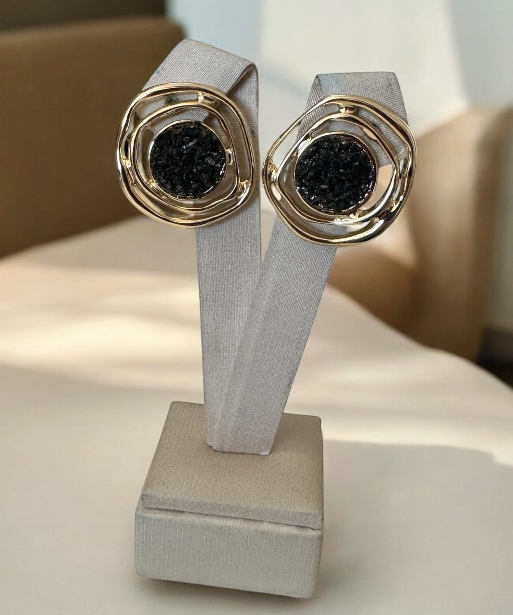 Par de brincos demi-uno com aro duplo dourado e detalhe central preto