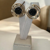 Par de brincos demi-uno com aro duplo dourado e detalhe central preto