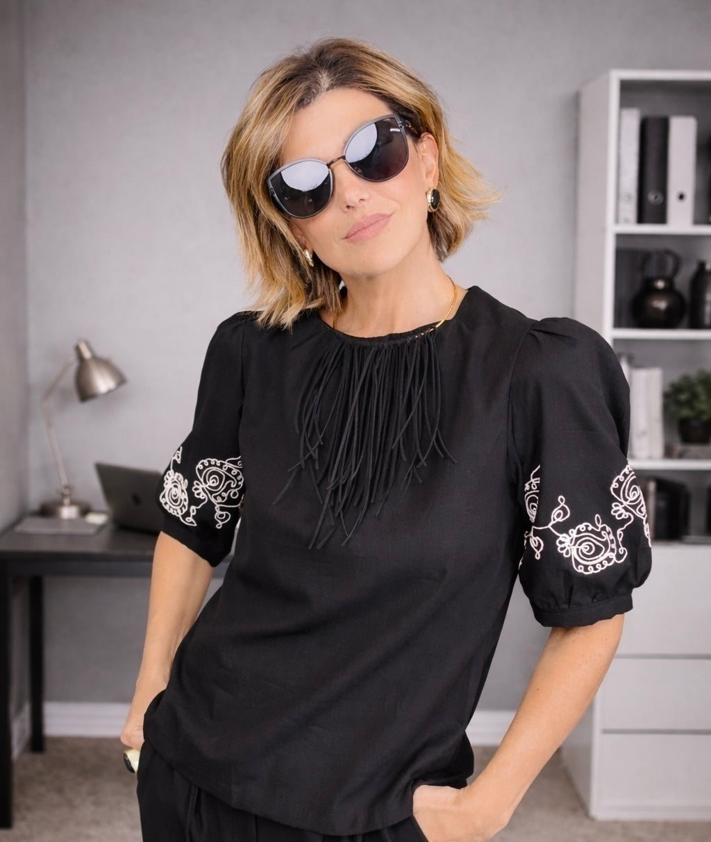 Blusa preta com bordado branco nas mangas e detalhe franzido na gola