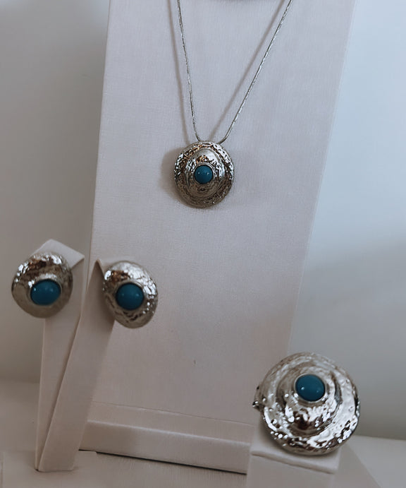 Conjunto de brinco e colar com pingente redondo azul e acabamento prateado