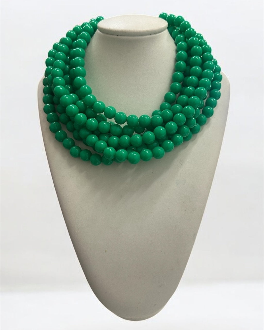 Colar de miçangas verdes em camadas, com fecho dourado