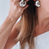 Par de brincos Claire prateados com argola larga e detalhe central redondo