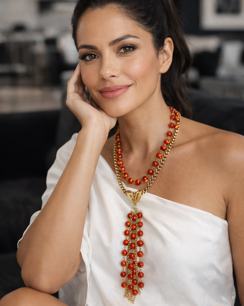 Colar com contas coral e pingente longo dourado, com miçangas e acabamento metálico