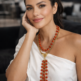 Colar com contas coral e pingente longo dourado, com miçangas e acabamento metálico