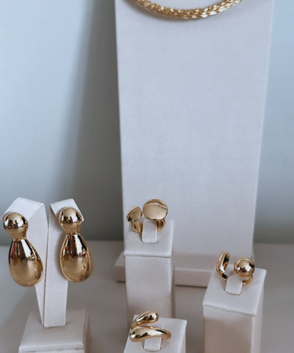 Brinco dourado Santa Maria Gold tipo flor em formato de laço, na base