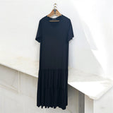 Vestido longo azul-marinho com decote V e babados em camadas na barra, manga curta