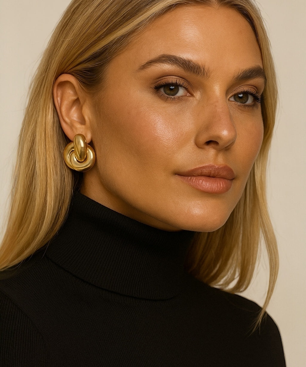 Brinco dourado em argola com detalhe torcido