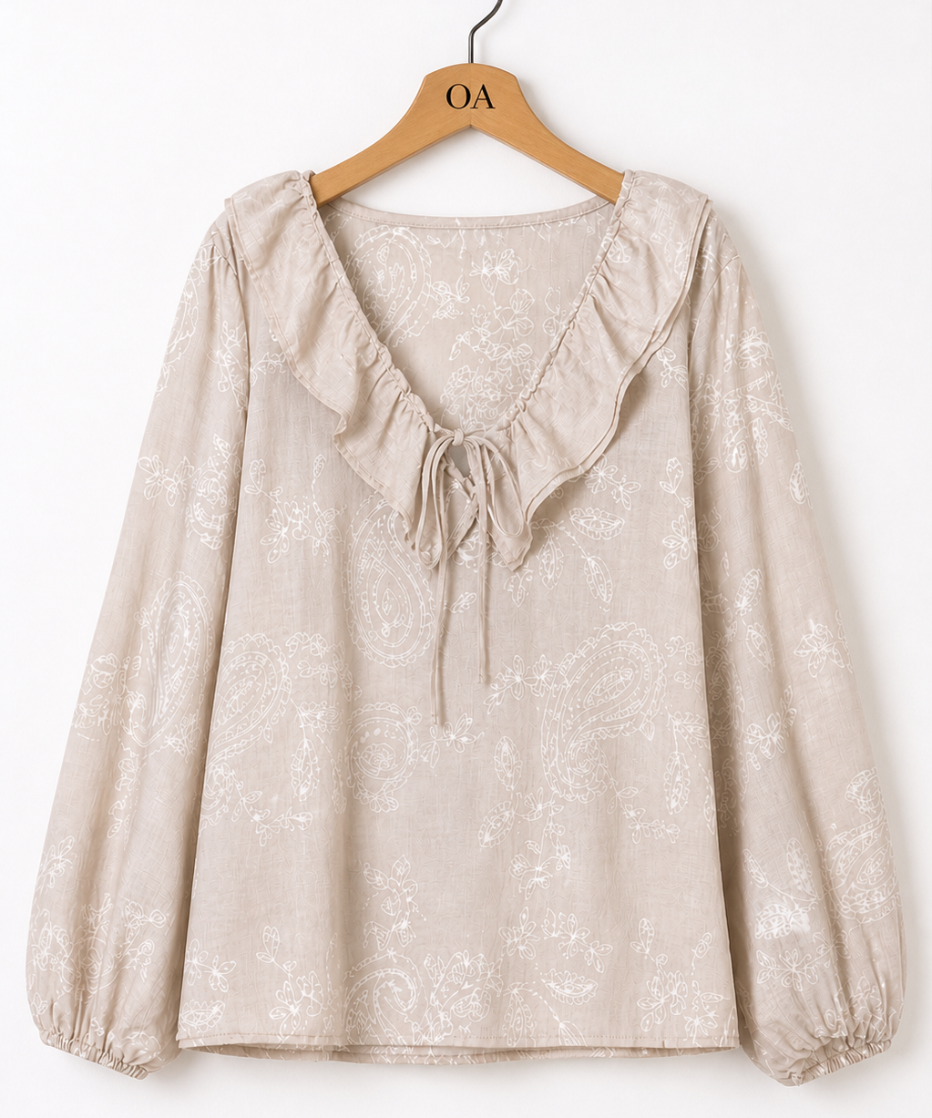 Blusa bege clara com tecido brilhante, decote V e babados na frente