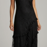Vestido longo rendado preto com alças finas e camadas de renda na barra