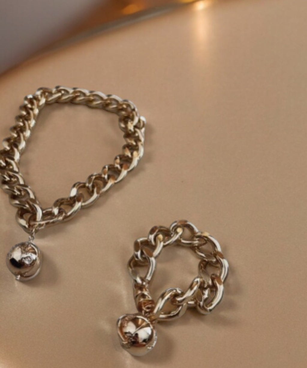 Pulseira dourada de elos com fecho magnético e pingentes redondos