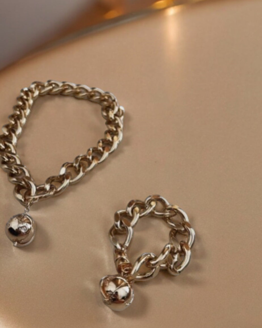 Pulseira dourada de elos com fecho magnético e pingentes redondos