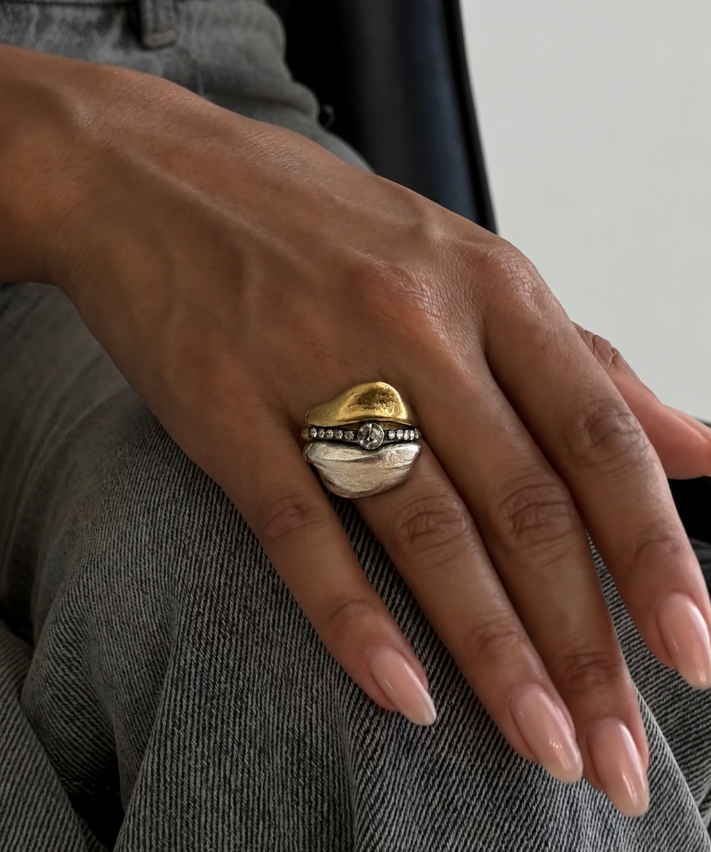 Anel Lígia com topo dourado e pedra cinza, faixa prateada com zircônias